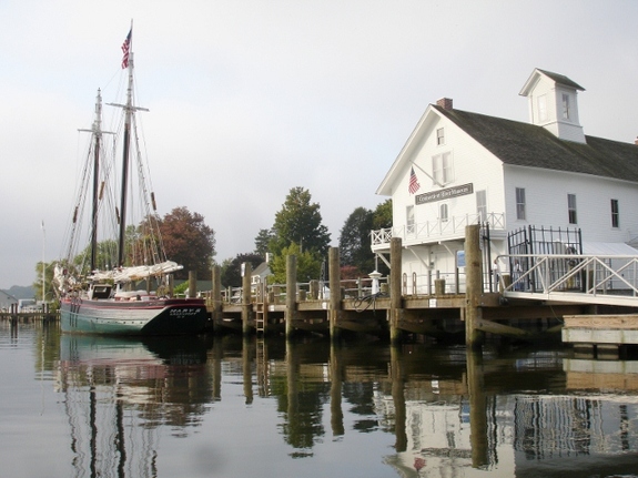 Schooner Mary E at the Connecticut River Museum dock